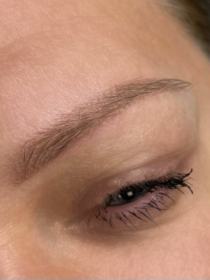 Натуральный перманентный макияж бровей — мягкая тёплая растушёвка.