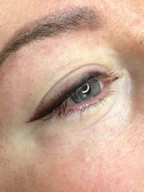 Перманентный макияж век: стрелка с нежной растушёвкой, подчёркивающая форму глаз. Естественный и выразительный результат.