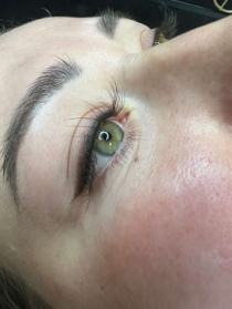 Перманентный макияж век — деликатная межресничка для выразительного взгляда.