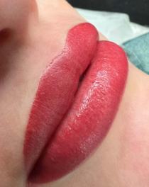 Перманентный макияж губ — сочный помадный эффект и ровный цвет.