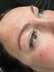 Натуральная коррекция бровей. Аккуратная форма и мягкая растушёвка.