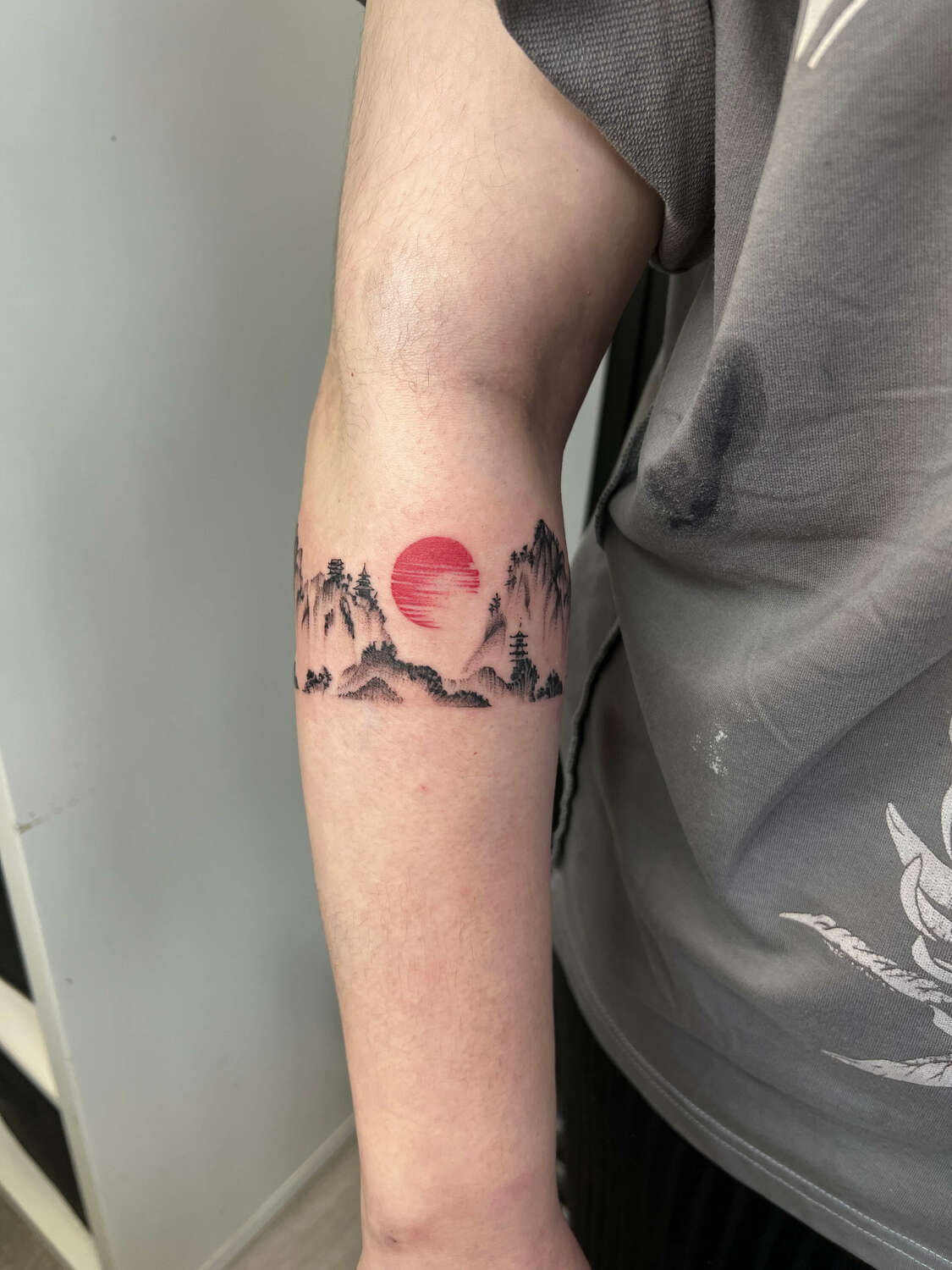Минималистичная татуировка японского пейзажа с красным солнцем
