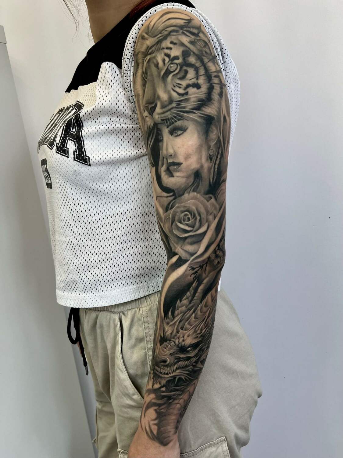 Тату рукав в стиле реализм: тигр, женский портрет, роза и дракон