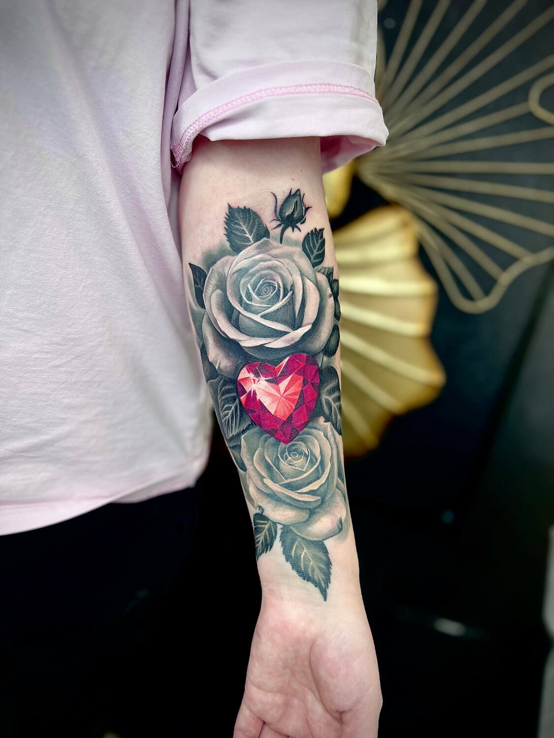 Чёрно-белые розы и красное сердце-кристалл — тату на предплечье