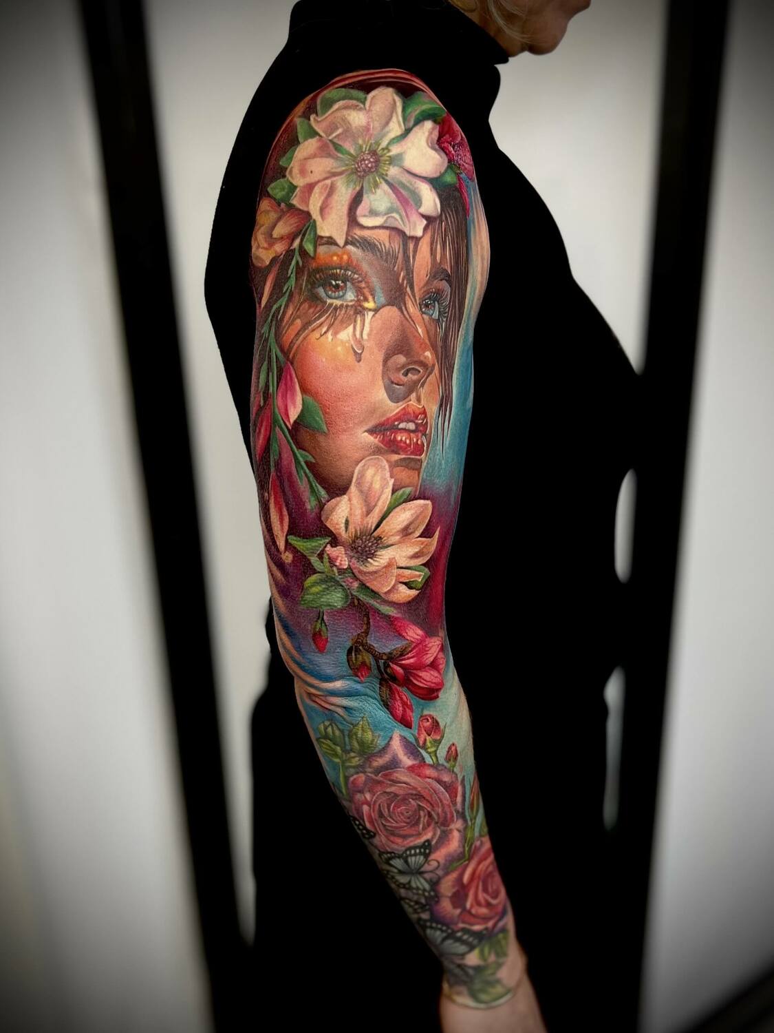 Цветной тату рукав с портретом девушки и цветами в стиле реализм