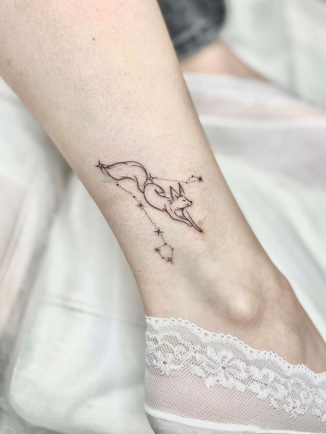 Мини тату лисы с созвездием на щиколотке