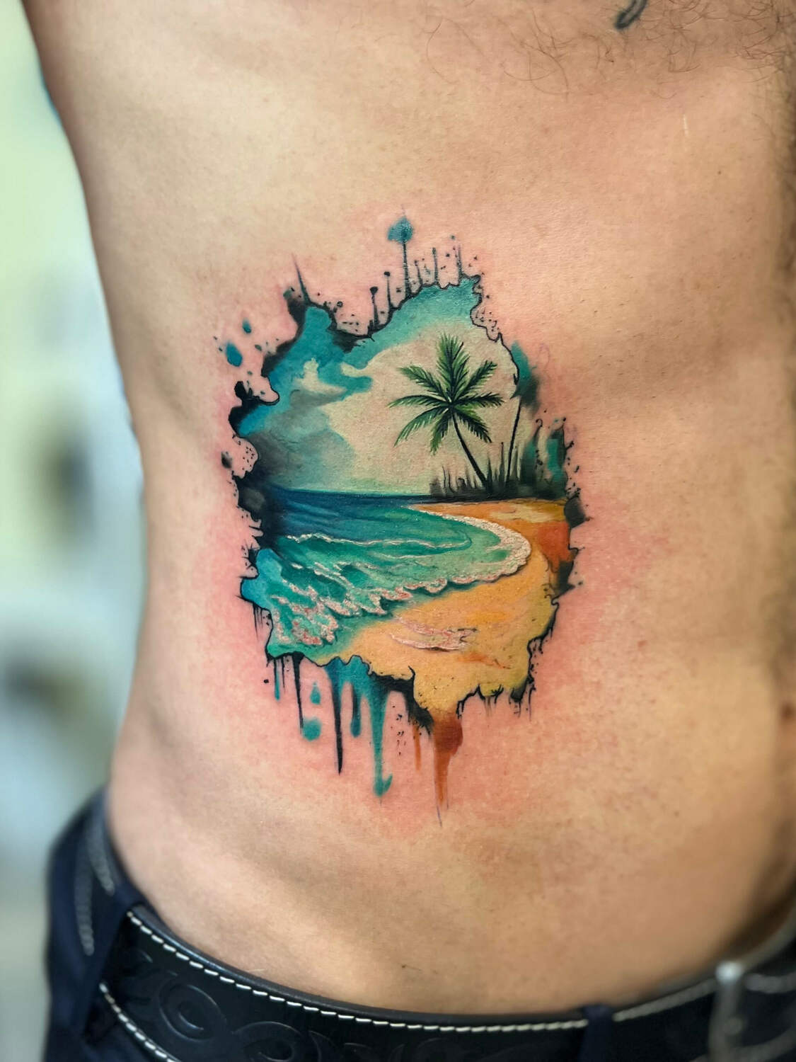 Акварельная татуировка — пляж, волны и пальма