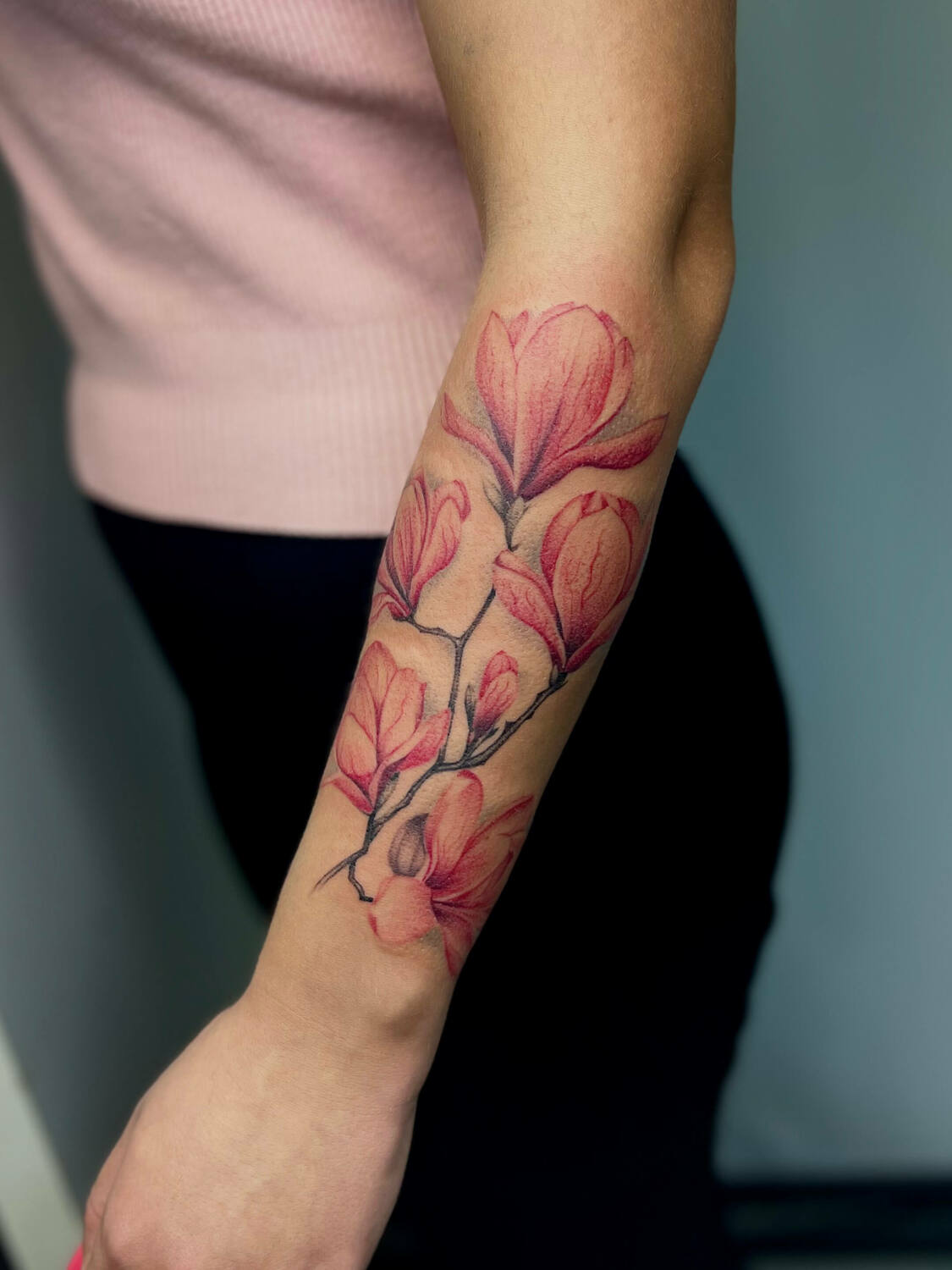Тату магнолии на предплечье