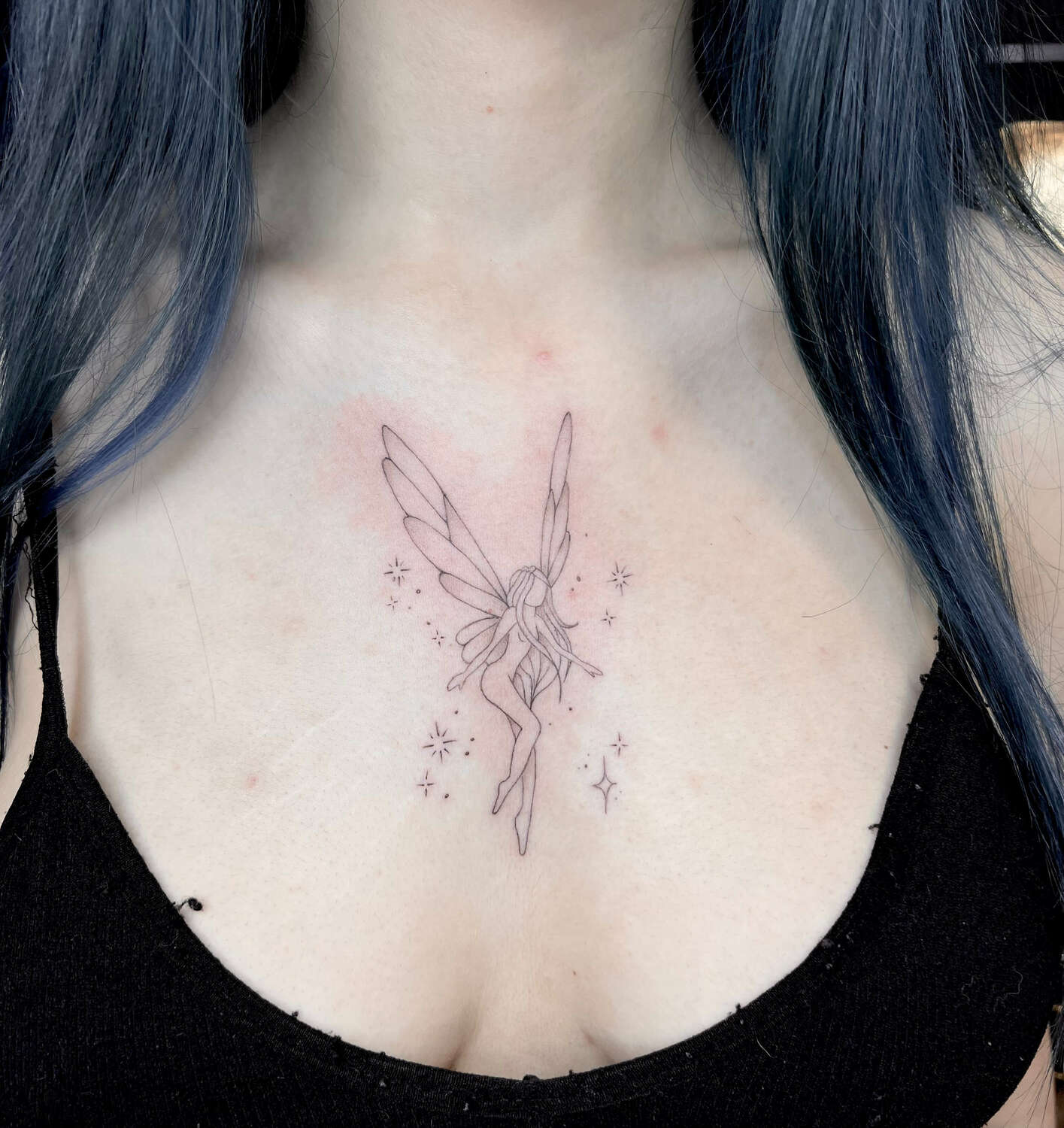 Минималистичная татуировка феи на груди у девушки