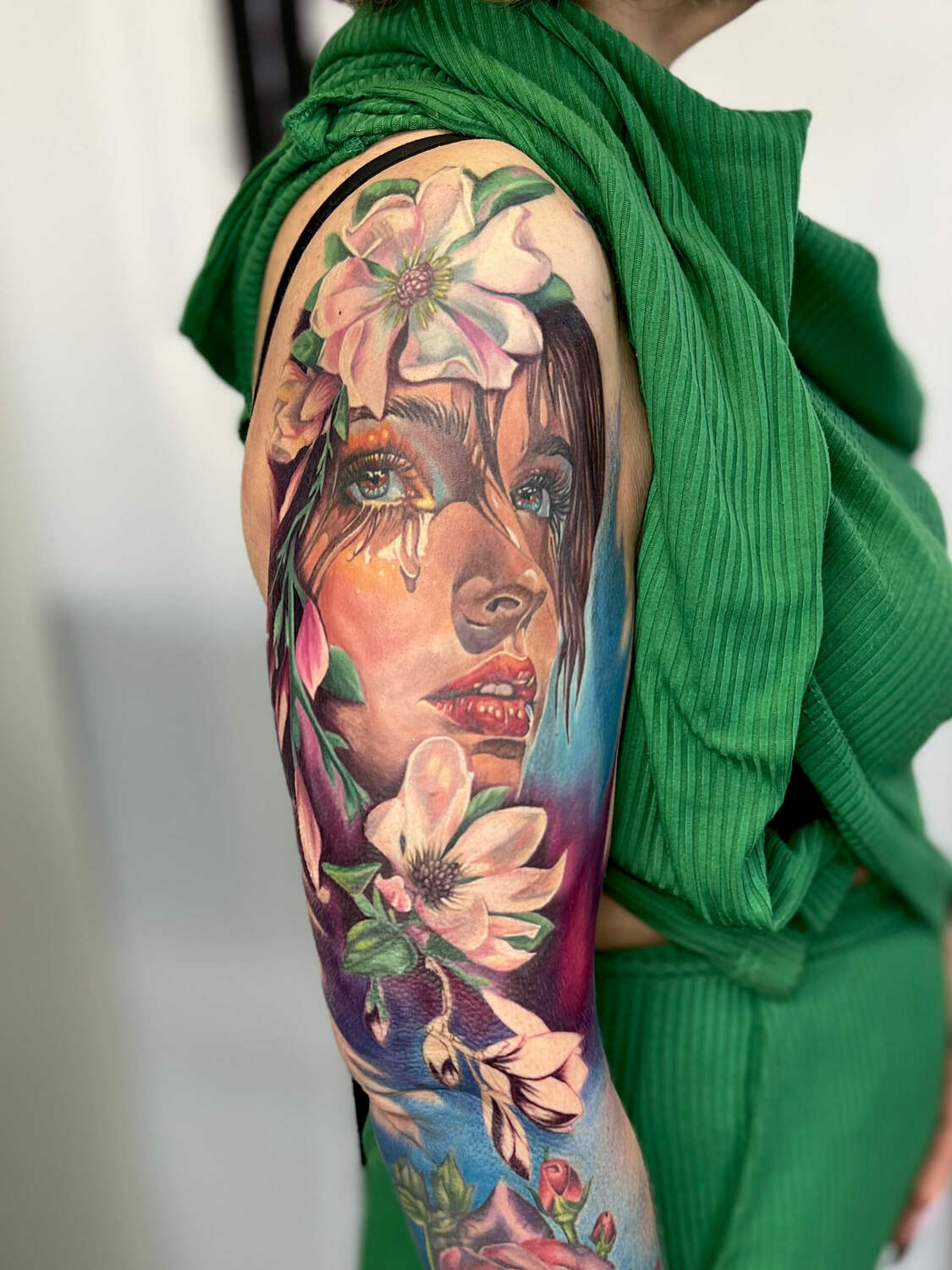 Цветной тату-рукав с женским портретом и цветами