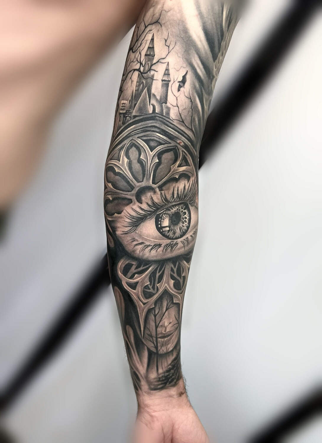 Тату рукав с глазом, витражными элементами и пейзажем в черно-сером стиле